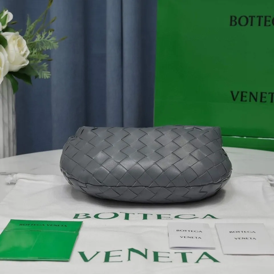 Batch 1120 BV Bottega Veneta's new early spring women's MINI JODIE handbag BV bag 🔥The new method is based on the original rounded corners, knotted with classic woven leather round hobo bag, The most iconic triangular pull-out design, using sheepskin draped soft shape, is super suitable for concave shapes~ Jodie feels really gentle to people, and is definitely the best item for daily matching. It has the same weave, new elements and twists, is compact and versatile, and is the new favorite of street style Internet celebrities! Dimensions: 23x28x8 Model: 6699-1